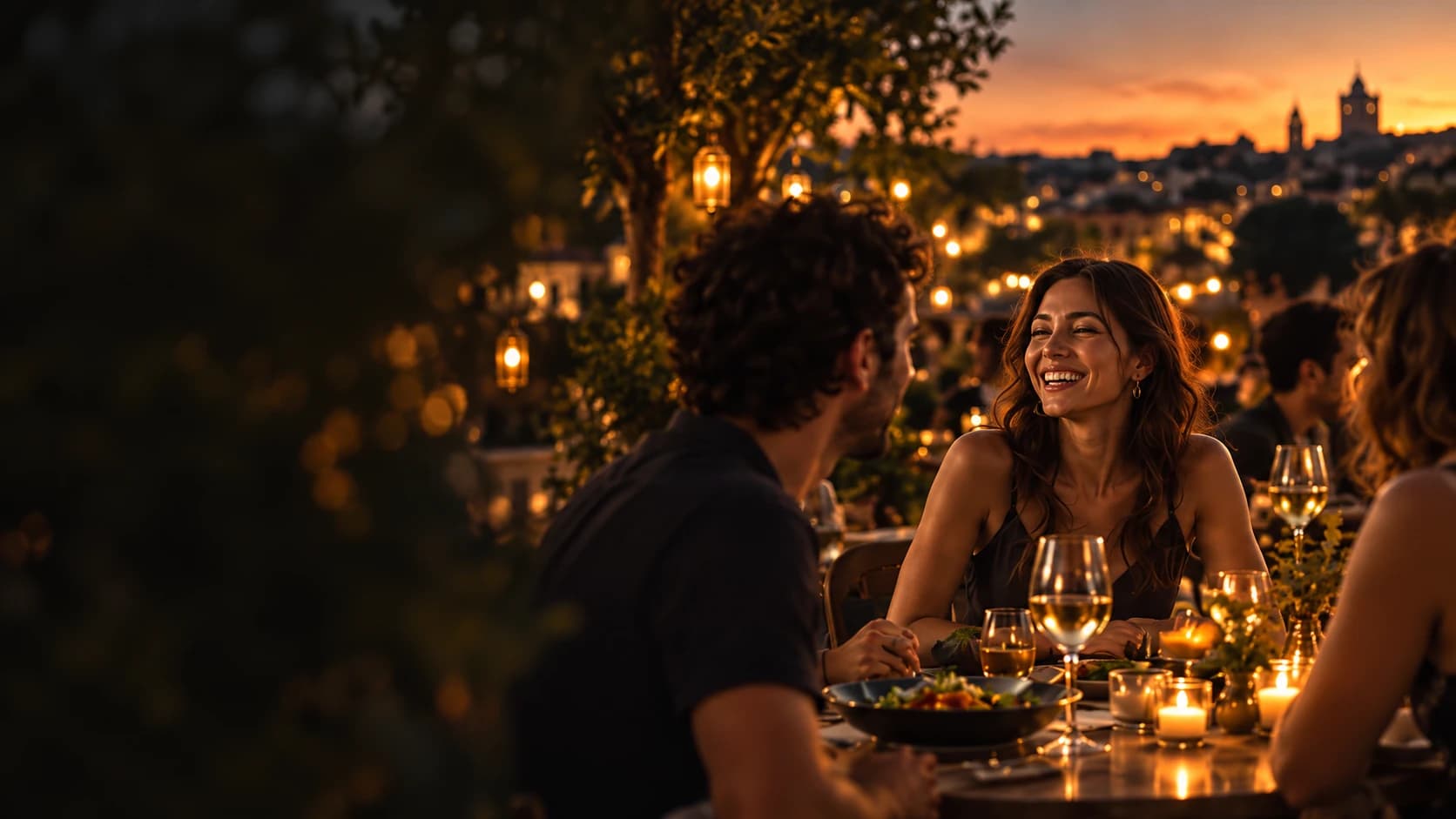 Amigos compartiendo una cena al aire libre